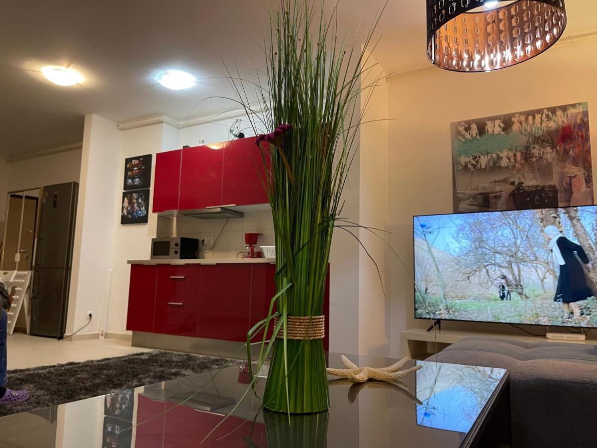 Apartment Happiness By Nicole Jutka, Visual Artist Olimp Extérieur photo