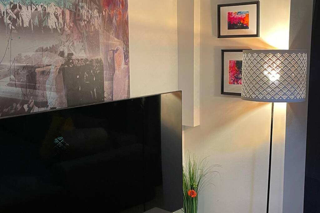 Apartment Happiness By Nicole Jutka, Visual Artist Olimp Extérieur photo