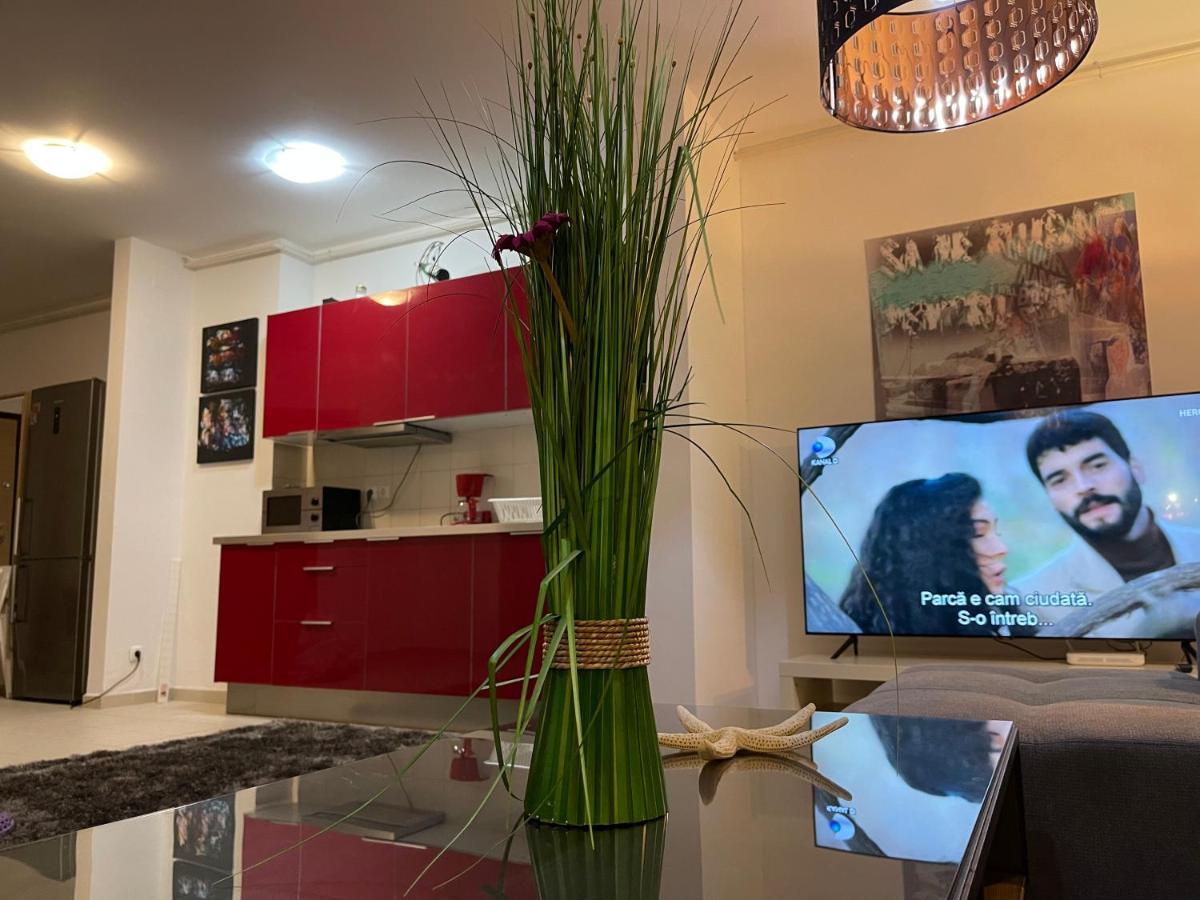 Apartment Happiness By Nicole Jutka, Visual Artist Olimp Extérieur photo