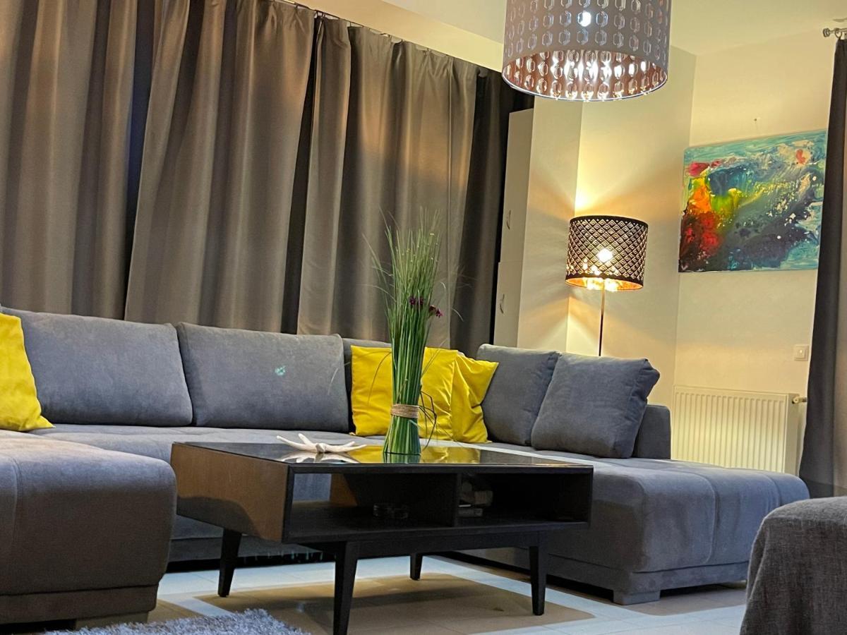 Apartment Happiness By Nicole Jutka, Visual Artist Olimp Extérieur photo