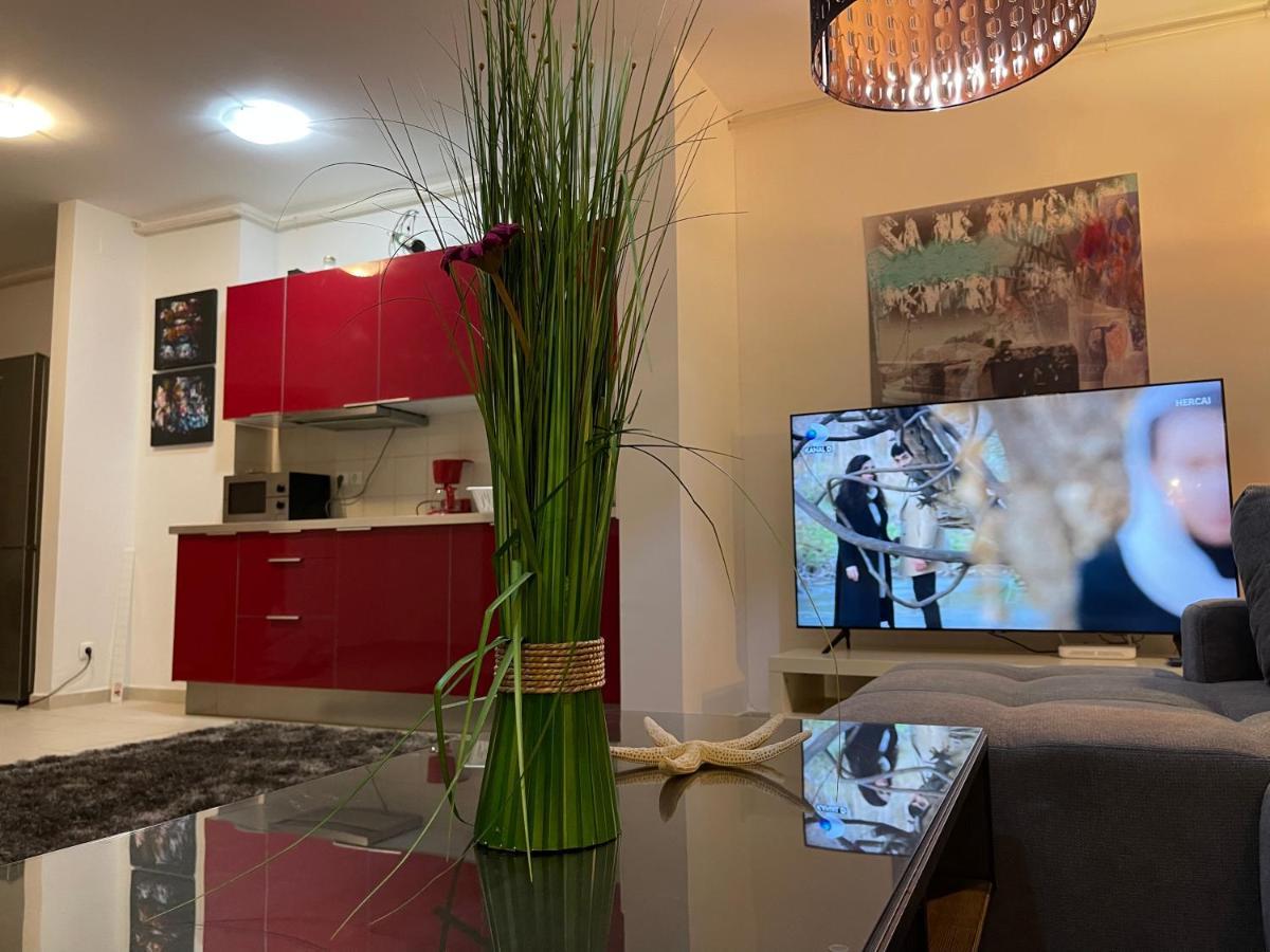 Apartment Happiness By Nicole Jutka, Visual Artist Olimp Extérieur photo