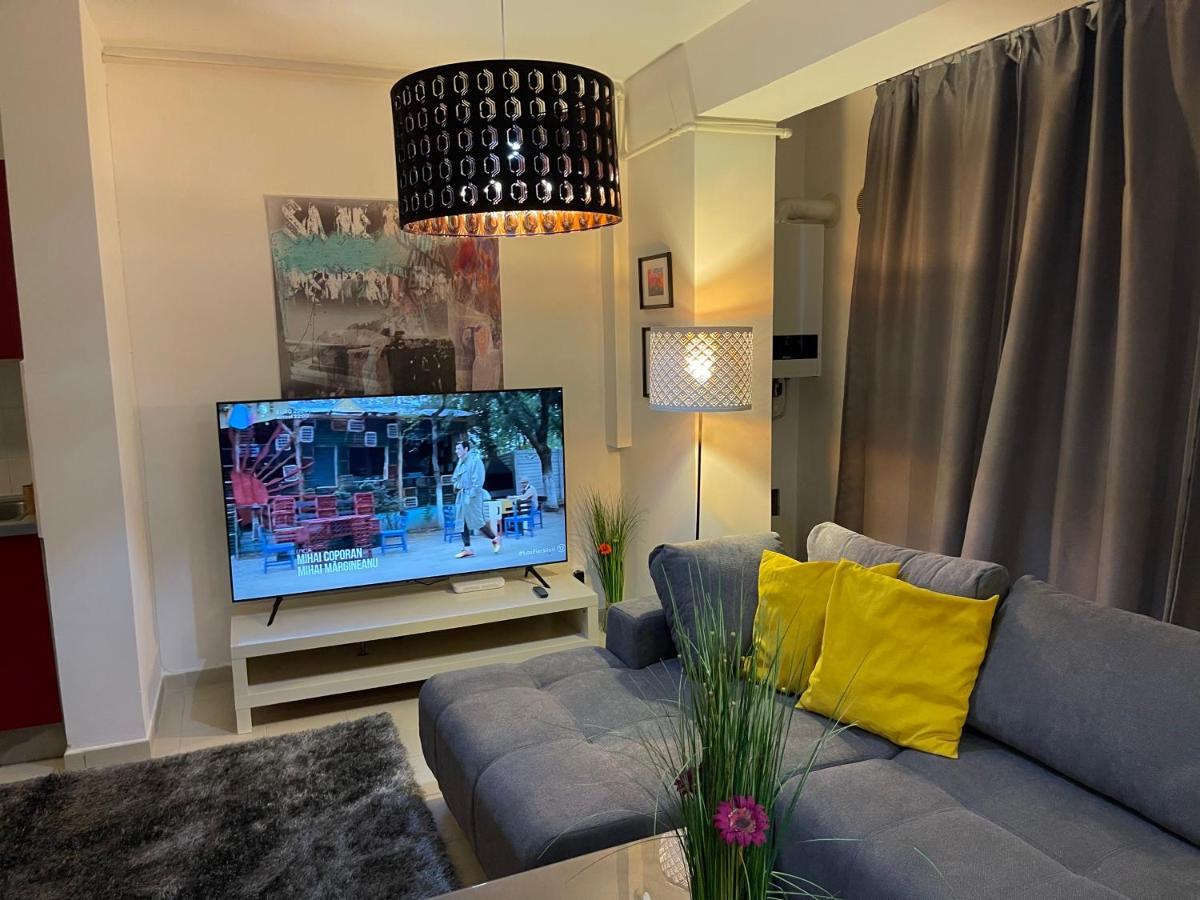 Apartment Happiness By Nicole Jutka, Visual Artist Olimp Extérieur photo