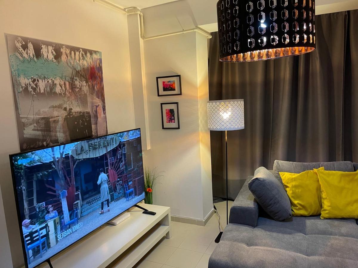 Apartment Happiness By Nicole Jutka, Visual Artist Olimp Extérieur photo