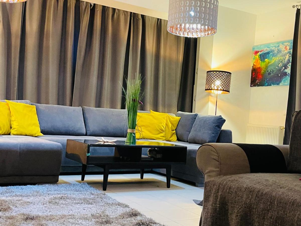 Apartment Happiness By Nicole Jutka, Visual Artist Olimp Extérieur photo