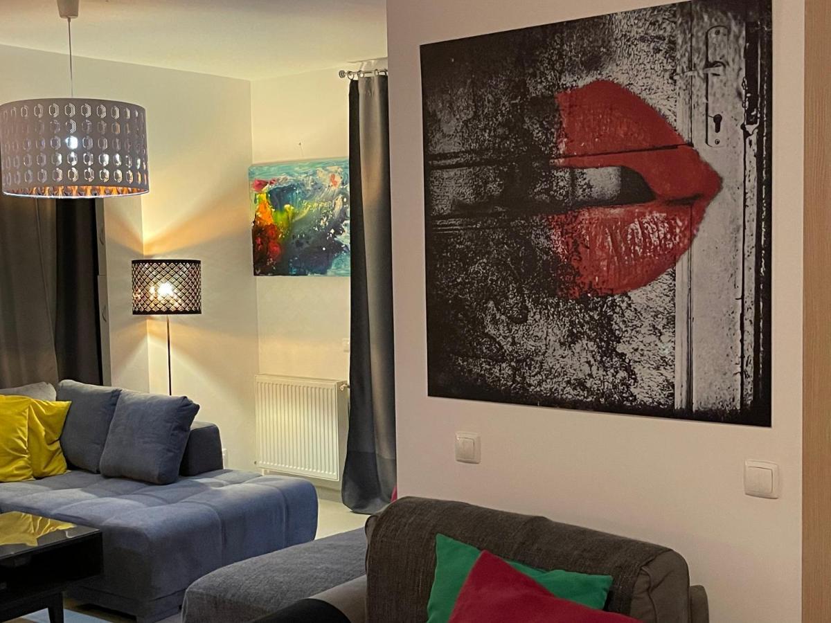Apartment Happiness By Nicole Jutka, Visual Artist Olimp Extérieur photo