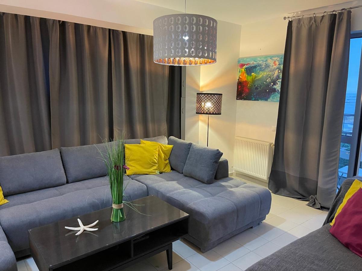 Apartment Happiness By Nicole Jutka, Visual Artist Olimp Extérieur photo
